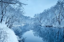 Fluss in der Winterlandschaft